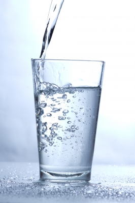 5 Bahaya Minum Air  Putih  Jika Kebanyakan Artikel Kesehatan