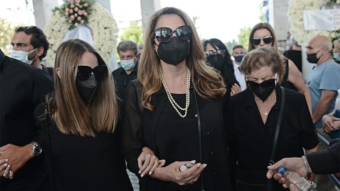 Κηδεία Βοσκόπουλου: Η κόρη του Μαρία, ξέσπασε σε κλάματα στην αγκαλιά δικών της ανθρώπων