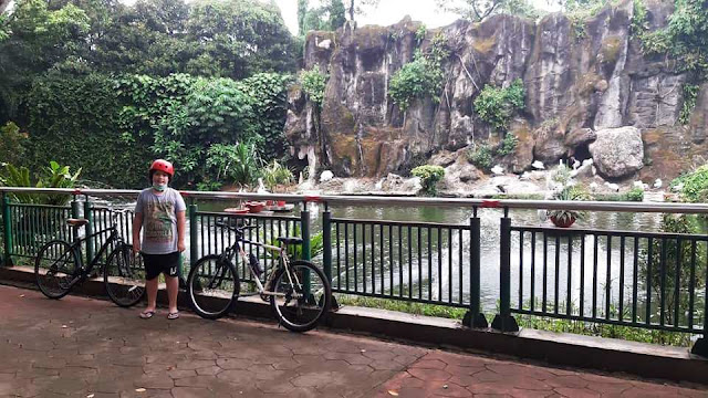 bersepeda gowes di kebun binatang ragunan nurul sufitri travel lifestyle blogger panasonic bianch