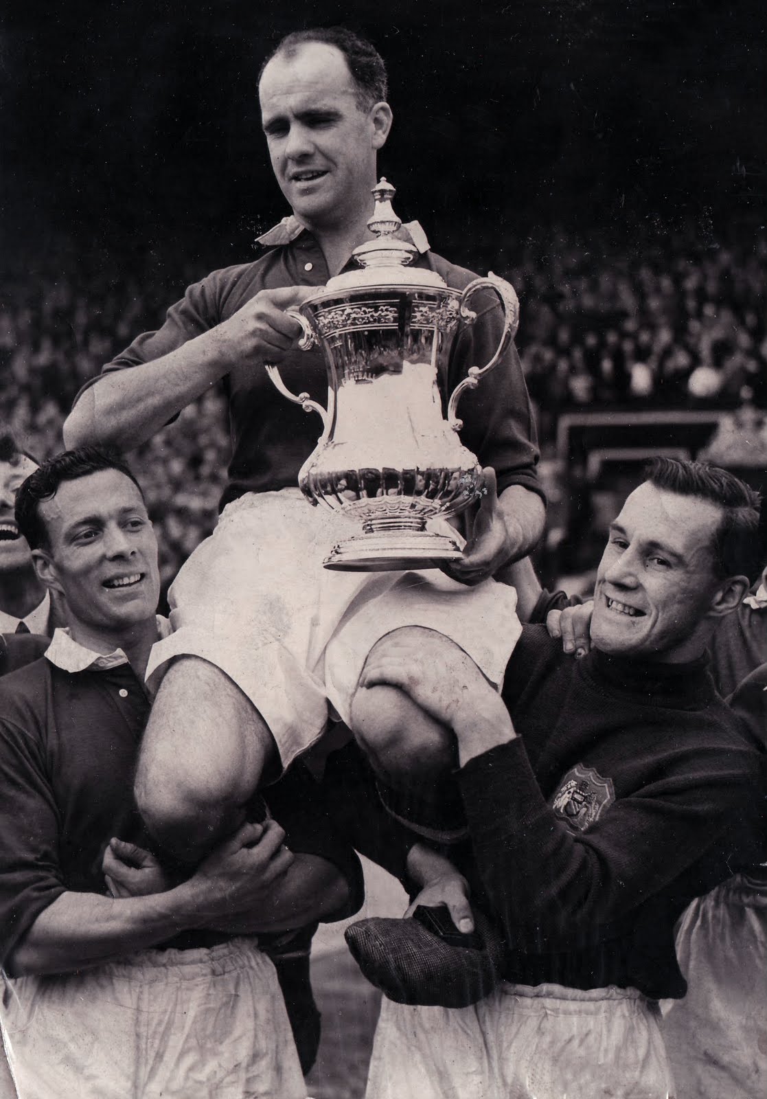 MANCHESTER UNITED FORLIFE 1948 FA Cup Final 'Carey lifts The Cup'