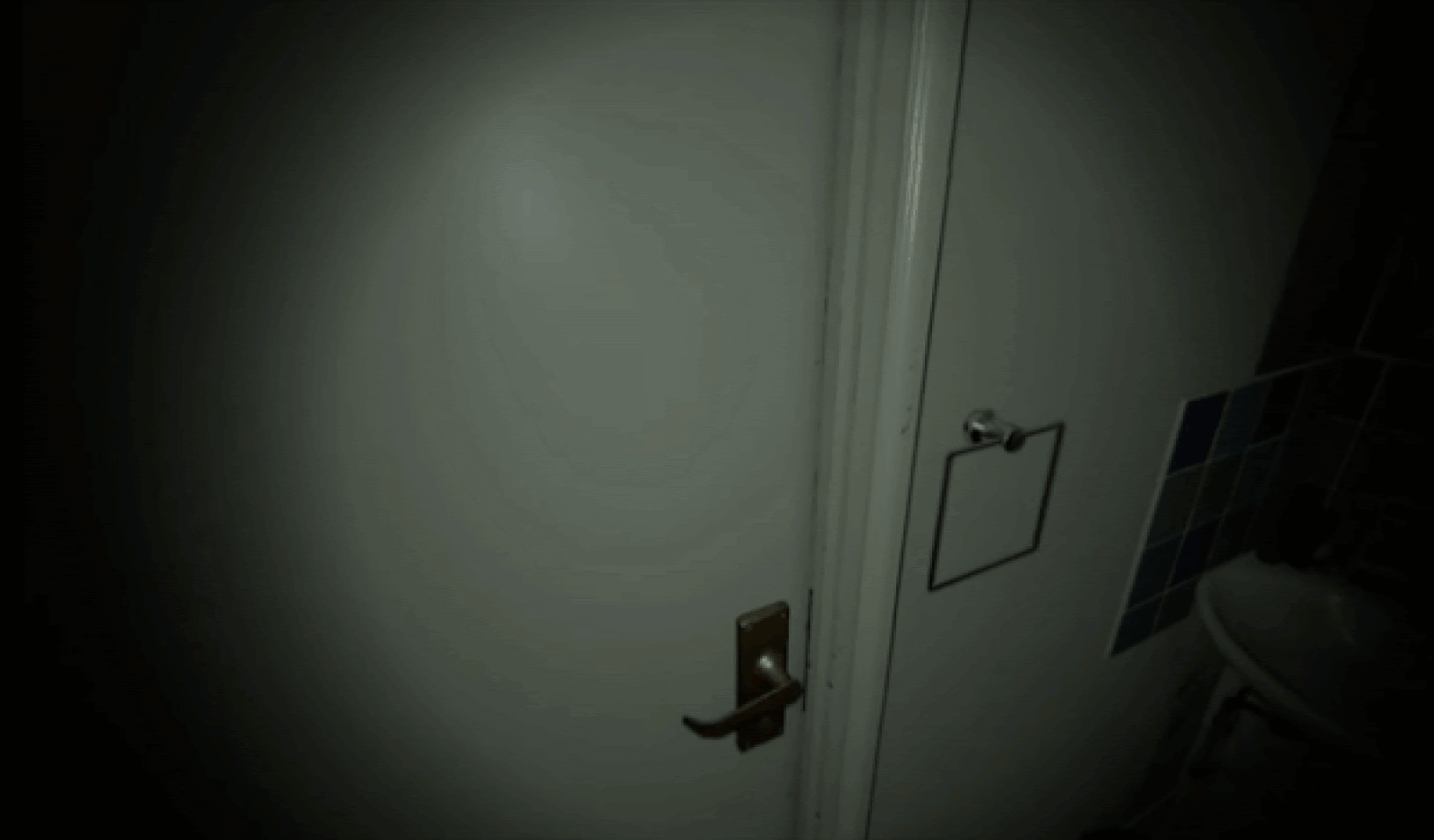Безумная дверь. Страшная дверь. Страшное существо за дверью.