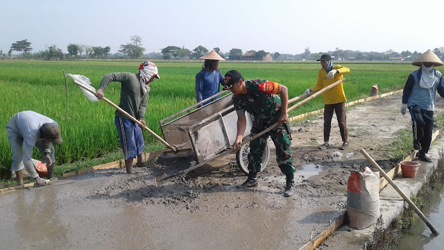 Jalan Pertanian Desa Bakungan Di Beton Warga dan Babinsa 