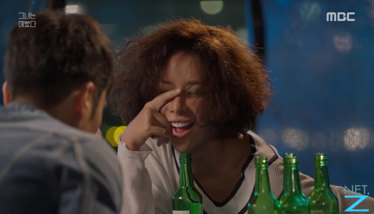 The person Sung Joon was mentioning was now very drunk. Hye Jin kept cursing Sung Joon. He didn't even notice that he stepped on Sung Joon's umbrella. The person Sung Joon was mentioning was now very drunk. Hye Jin kept cursing Sung Joon. He didn't even notice that he stepped on Sung Joon's umbrella.