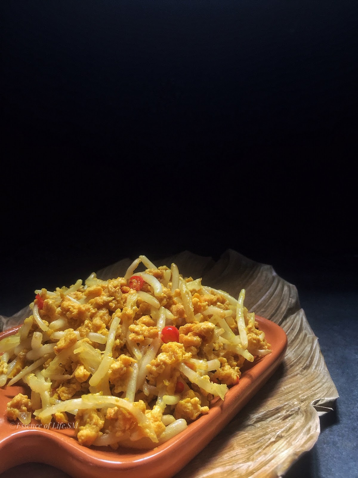 SCRAMBLED EGGS WITH BEAN SPROUTS/TAUGEH