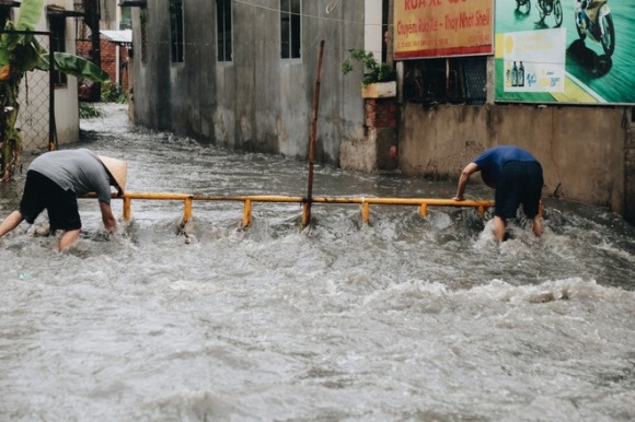 Mấy anh đòi thu phí chống ngập có thấy không, chỉ 15 phút mưa đã làm giao thông tê liệt?