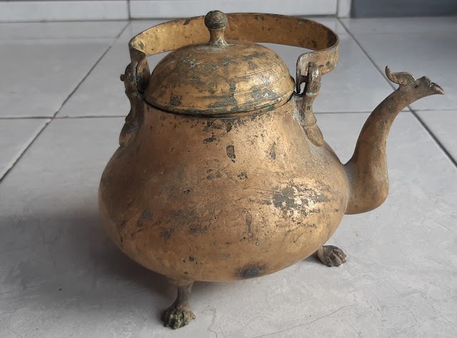 Barang antik, teko kuno untuk ritual adat Sasak jaman dulu