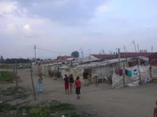 Καστοριά: Επίσκεψη του Βαγγέλη Διαμαντόπουλου στον καταυλισμό των Ρομά