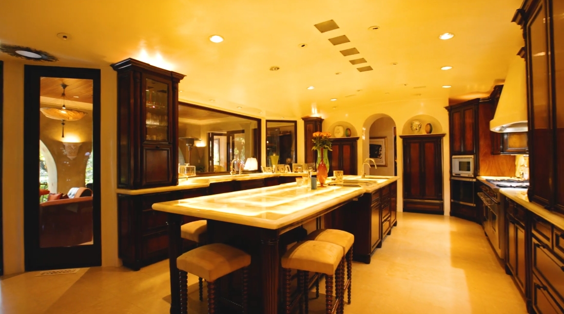 29 Interior Design Photos vs. Tour 715 N Alpine Dr, Beverly Hills, CA