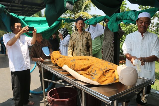 Tata Cara Memandikan Jenazah dan Doa Memandikan Jenazah