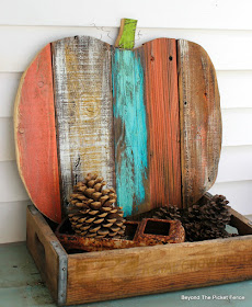 pallets, salvaged, pumpkin, fall decor, scraps, rustic, http://goo.gl/yz4Uln