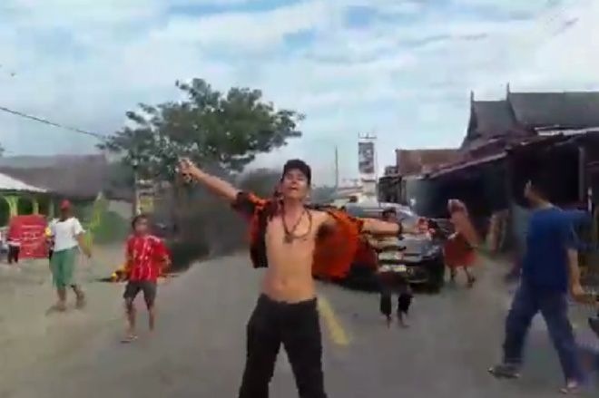 VIDEO: Viral Aksi Pria Kebal Tolak Relokasi Pasar di Jeneponto