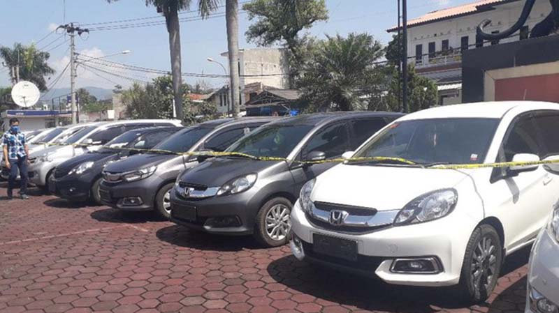 Ibu Rumah Tangga Jadi Otak Penggelapan 20 Mobil Rental di Bandung Ibu Rumah Tangga Jadi Otak Penggelapan 20 Mobil Rental di Bandung