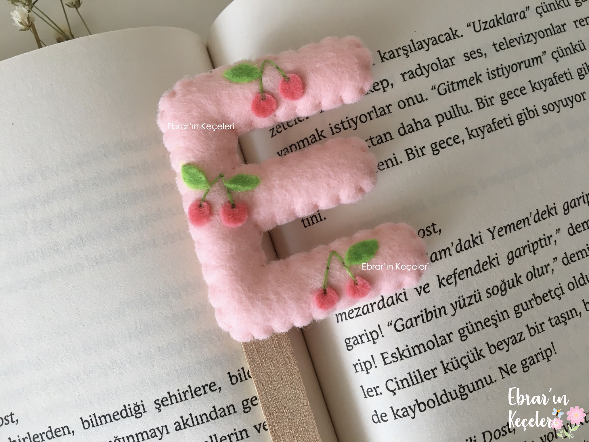 Ebrar'ın Keçeleri - Keçe Tasarım Ürünleri: E - Kiraz Süslemeli Kitap Ayracı