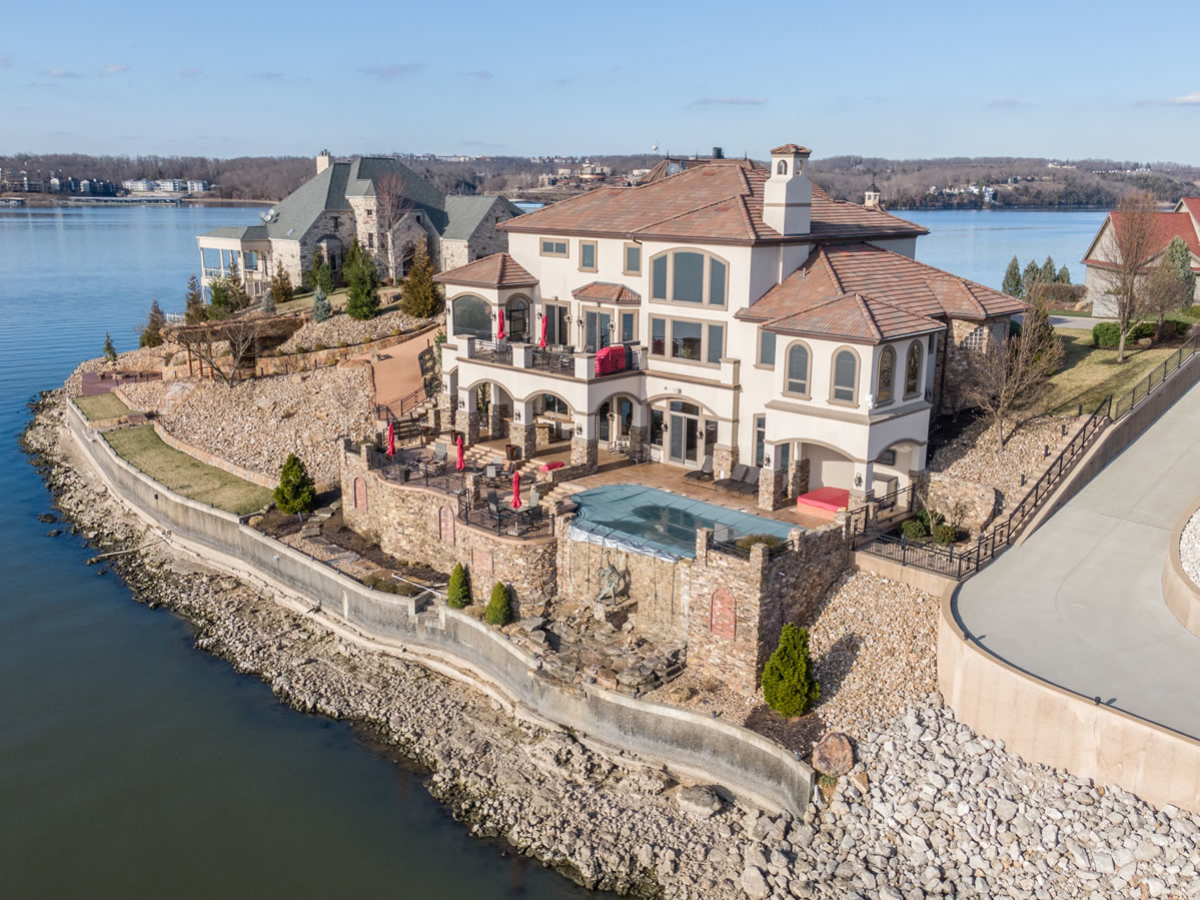 A Grand Home at the Lake of the Ozarks