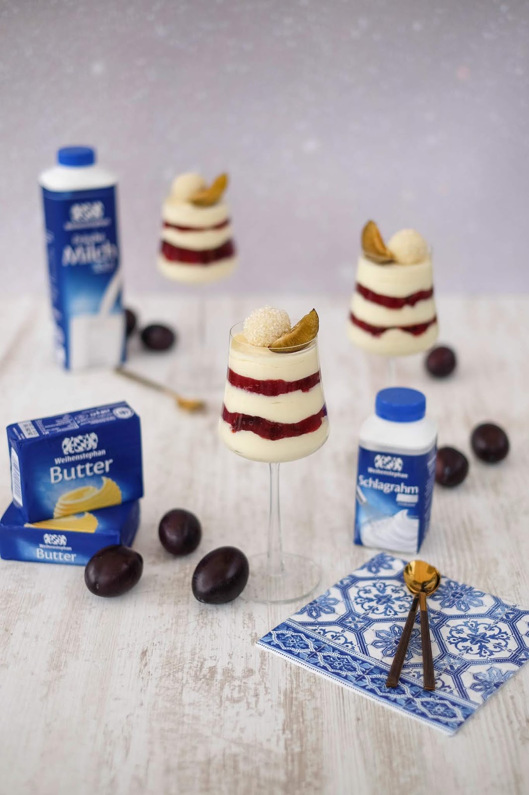 Weißes Schokoladen Mousse mit Pflaumen Kompott und Zitronen Trüffel ... Weißes Schokoladen Mousse mit Pflaumen Kompott und Zitronen Trüffel ...