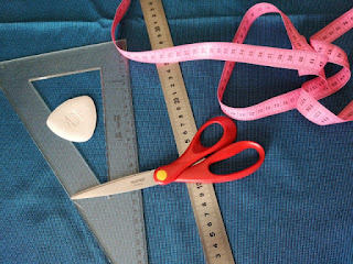 matériel de couture ciseaux regles et craie de tailleur