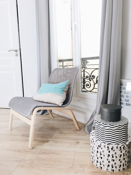 Rincón del salón decorado en tonos grises