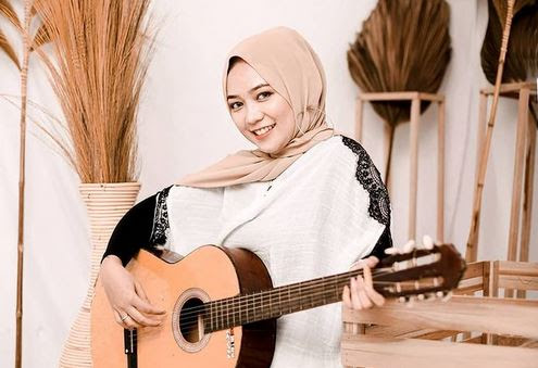 10 Penyanyi Minang Paling Populer : Di Sumatra Barat dan Indonesia