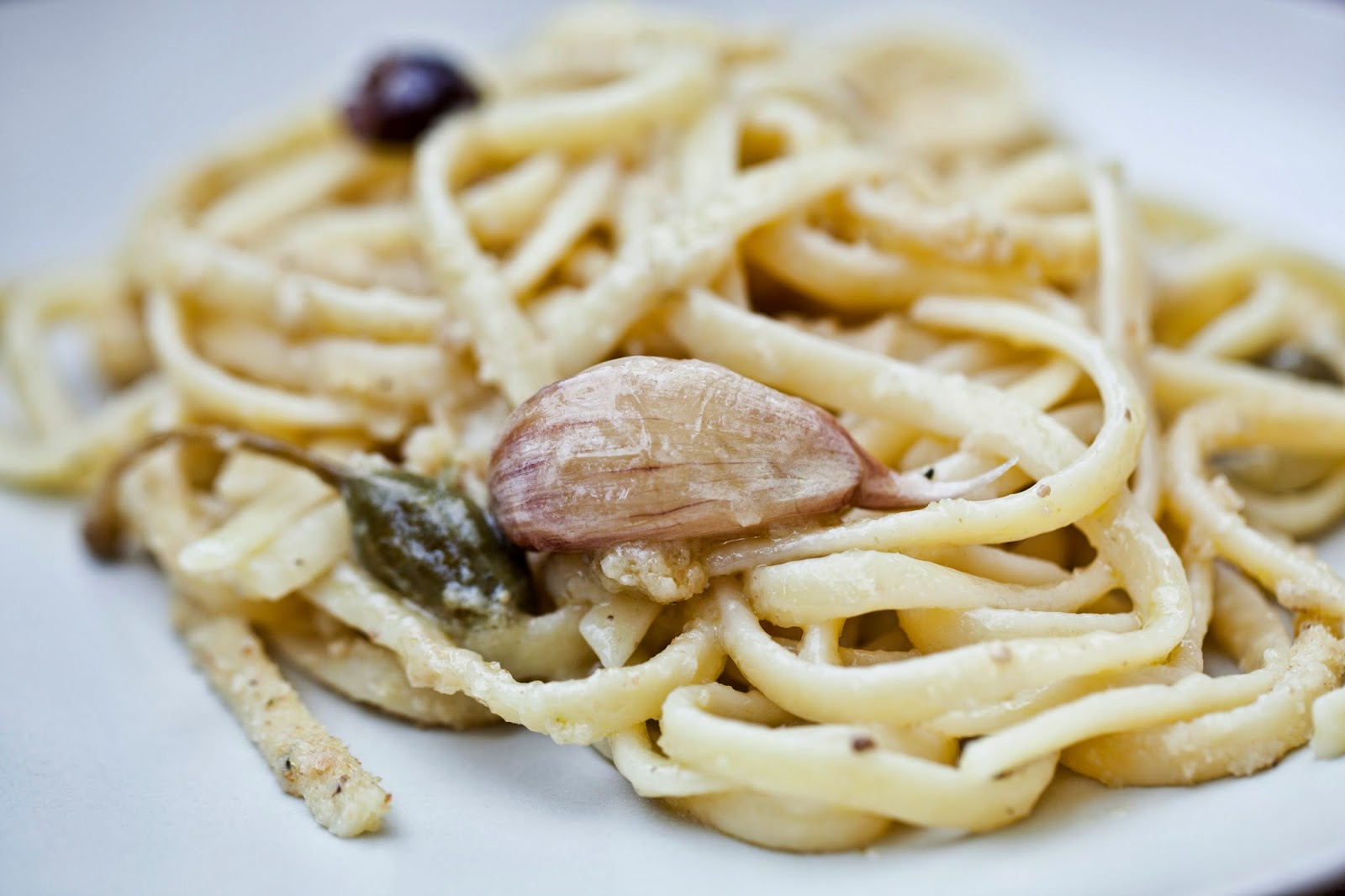 ingredientista.english Linguine with olives "taggiasche", capers and