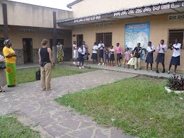 Caritas zu Besuch im Waisenhaus