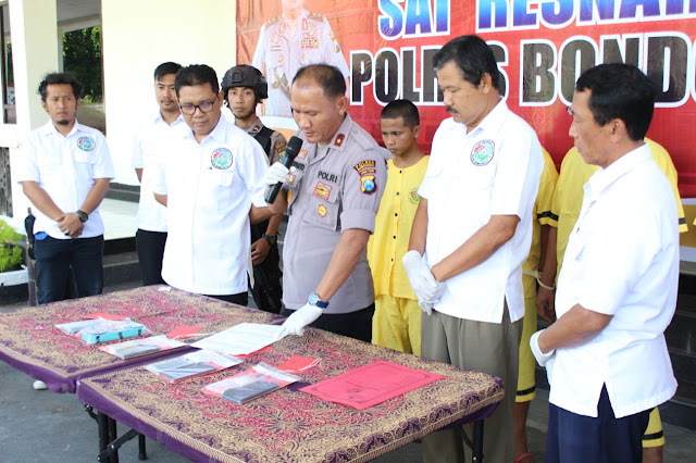 Viral Petang (12/03/2020) BONDOWOSO-- Satreskoba Polres Bondowoso berhasil meringkus lima orang dalam delapan hari terakhir. Empat diantaranya merupakan pengedar narkotika jenis sabu dan pil logo Y.