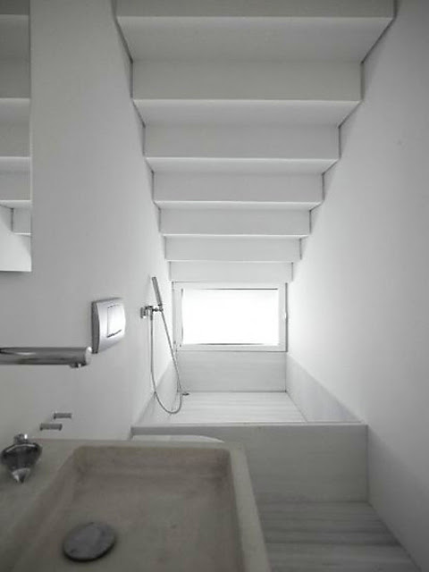 desain kamar mandi di bawah tangga