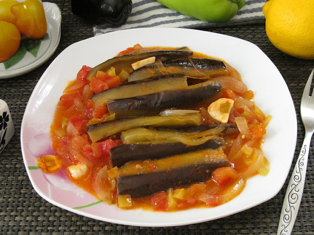 Имам байылды - баклажаны тушеные с луком и помидорами (Zeytinyağlı İmambayıldı)