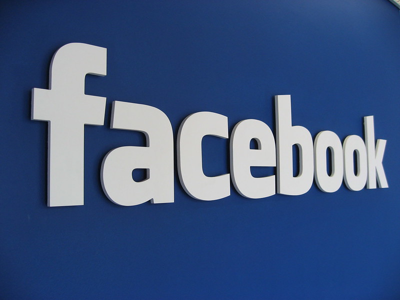 Facebook - Apply Rivalry Apple’s Facebook Page Blue Tick Removed Facebook - Apply Rivalry Apple’s Facebook Page Blue Tick Removed