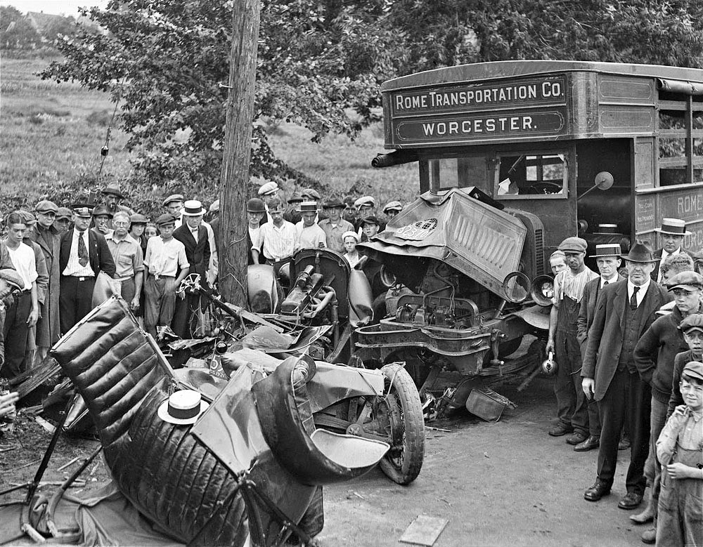 Big auto wreck at Waltham, 1921