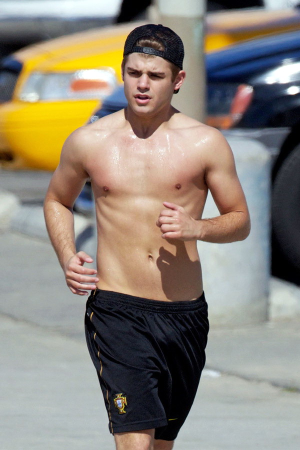 MRVVIP Official GARRETT CLAYTON SHIRTLESS JOGGING.