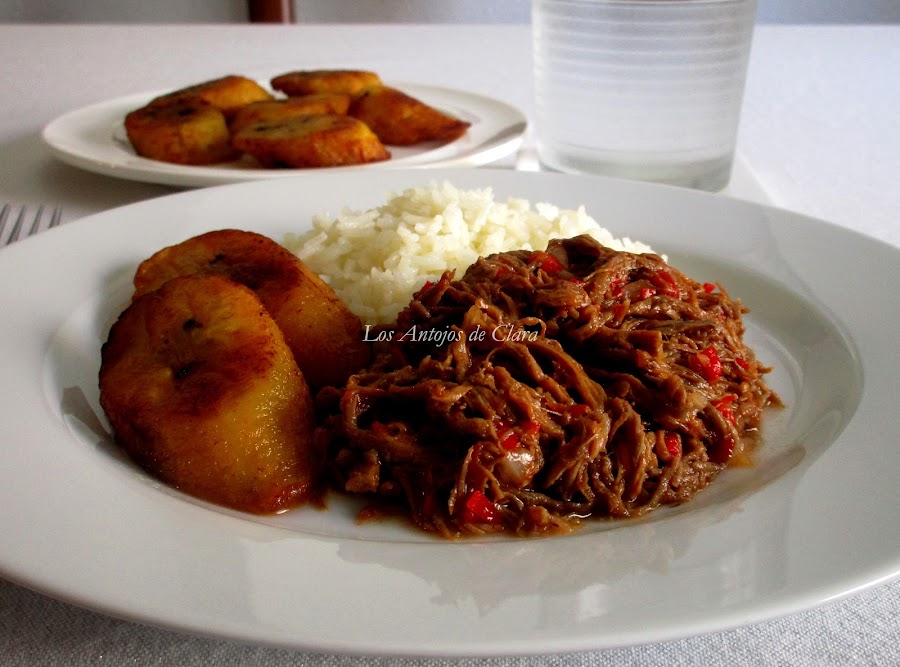 Carne desmechada con arroz y tajadas de maduro