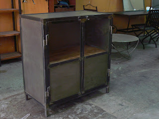 Mesas y sillas en metal de estilo industrial en hierro y madera