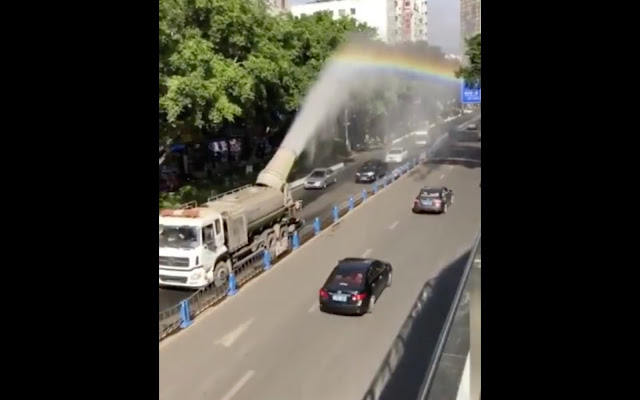 ロマンティック 虹を作る仕事 散水車は虹を作っていた O ミライノシテン