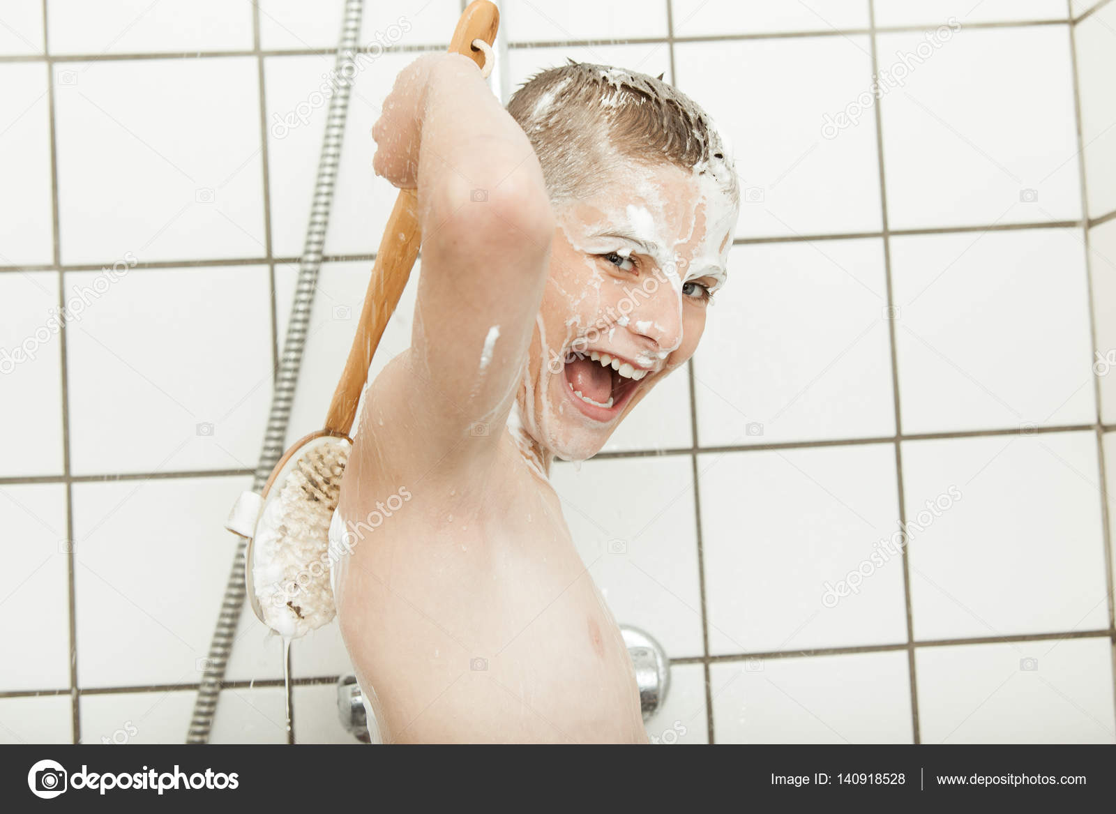Very in shower. Намыливать мальчика.
