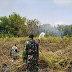 Bersinergi dengan Damkar Ngawi, Yonarmed 12/Divif 2 Kostrad Bantu Padamkan Kebakaran Lahan Warga