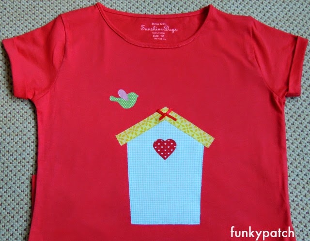 camiseta con aplicaciónes de casita de pajaro de funkypatch