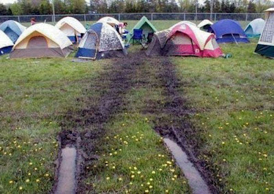 Camping im Schlamm Festival lustig