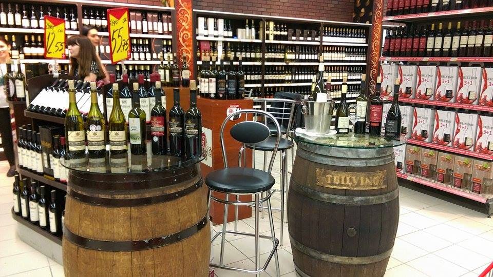 Parmvoo Wine tasting in grocery store