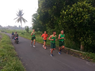 JAGA KEBUGARAN DAN KESEHATAN, KOLONEL INF ANDREAS NANANG DWI PRASTOWO, S.IP. LARI 5 K BERSAMA  PRAJURIT YONIF RAIDER 514 KOSTRAD 