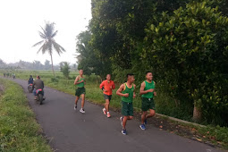 JAGA KEBUGARAN DAN KESEHATAN, KOLONEL INF ANDREAS NANANG DWI PRASTOWO, S.IP. LARI 5 K BERSAMA  PRAJURIT YONIF RAIDER 514 KOSTRAD 