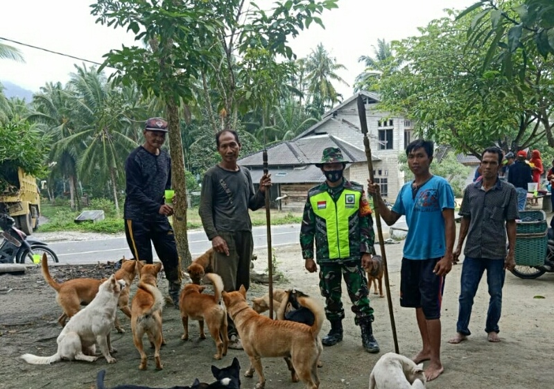 Babinsa Desa Ceruk Lakukan Komsos Bersama Durmain Kelompok Persatuan Buru Babi Babinsa Desa Ceruk Lakukan Komsos Bersama Durmain Kelompok Persatuan Buru Babi
