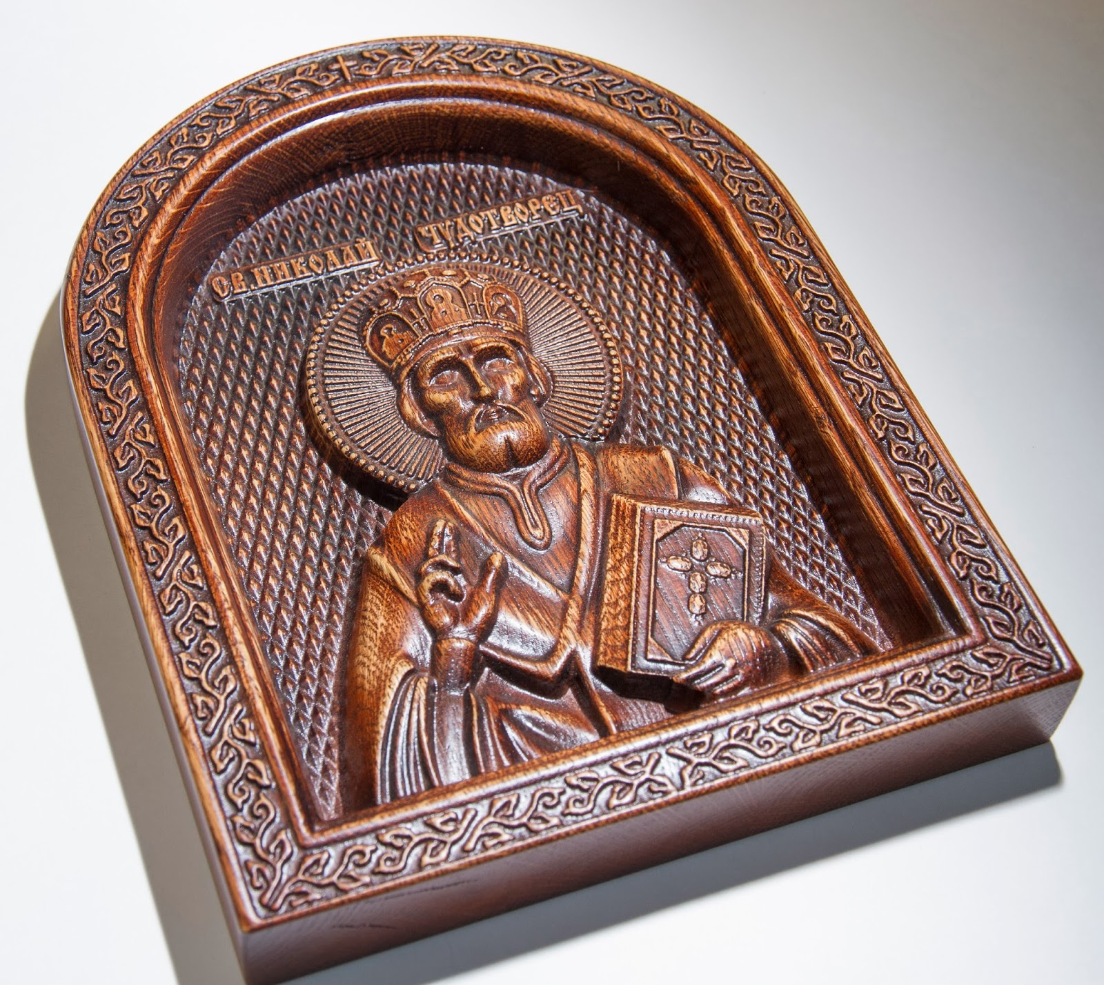 деревянные иконы святых. резная икона княгиня ольга. деревянные иконы святых. икона чеканка святая троица. икона святая троица резьба по дереву.