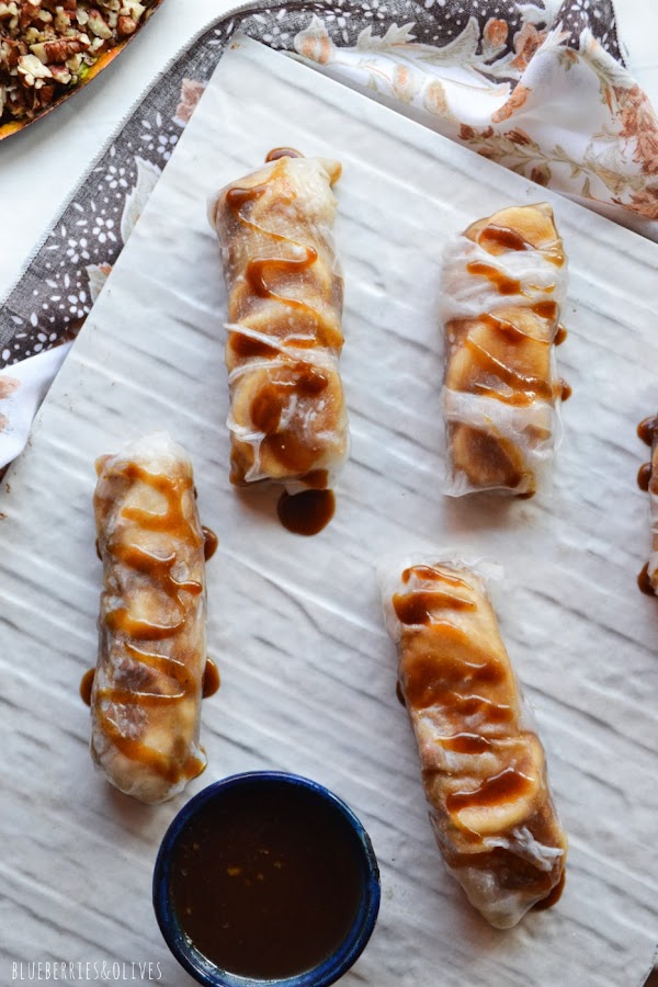 PLANO CENITAL DE ROLLITOS BANOFFEE EN FONDO CERÁMICA BLANCA, BOL CON NUECES PICADAS