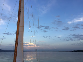 Segelboot auf dem abendlichen Ammersee