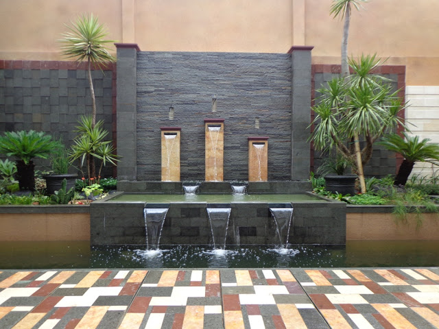 √Jasa pembuatan taman dengan kolam dekorasi air terjun di ketapang