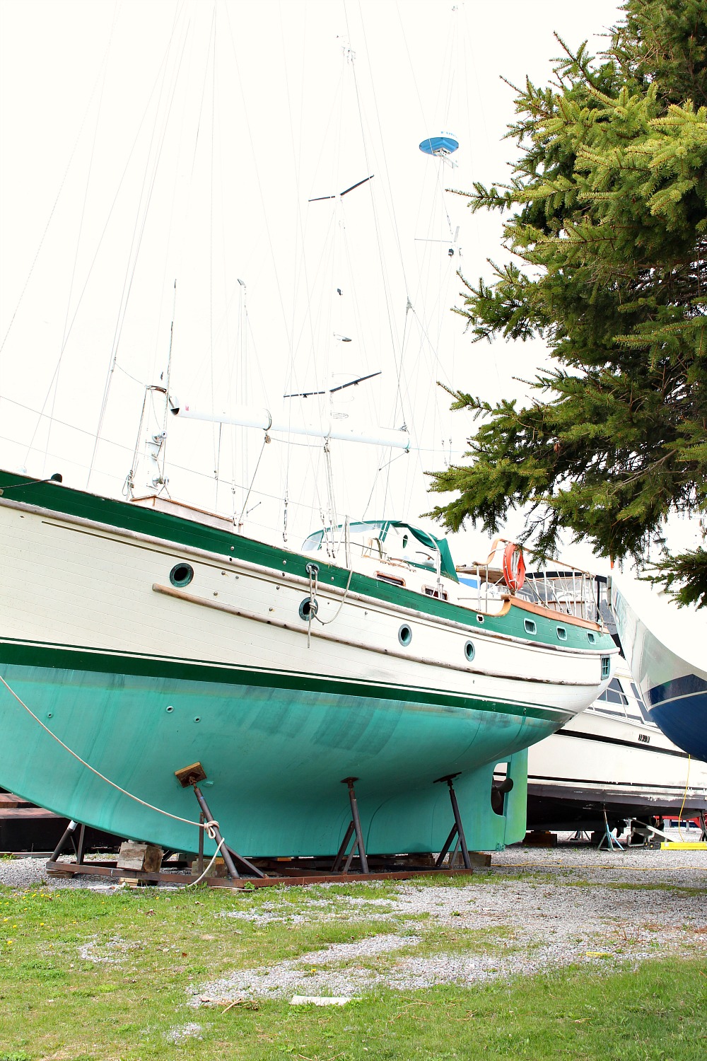 Turquoise and Emerald Green Sailboat | photo by @danslelakehouse Turquoise and Emerald Green Sailboat | photo by @danslelakehouse