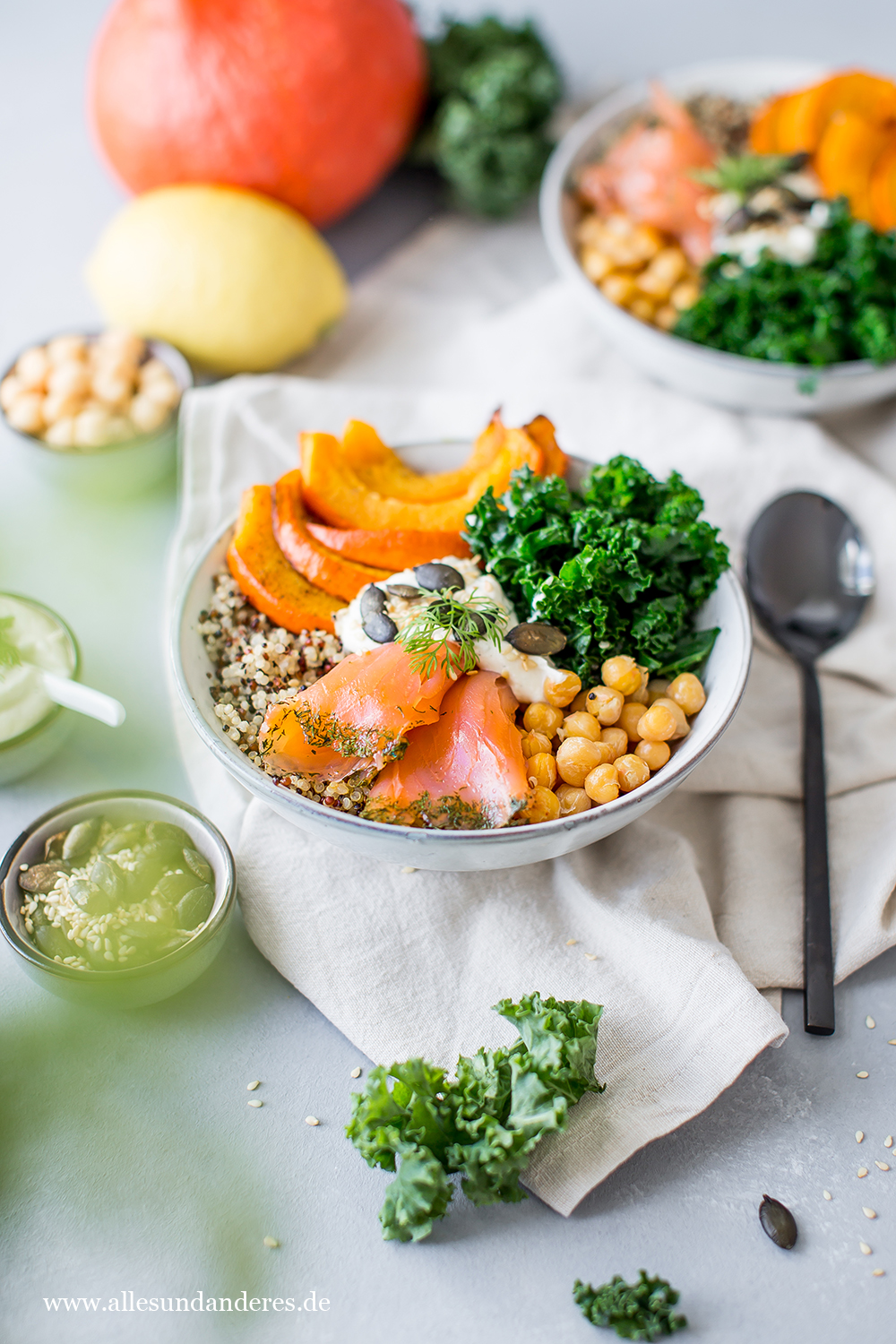 KürbisQuinoaBowl mit Grünkohl und gravad Lachs Alles und Anderes