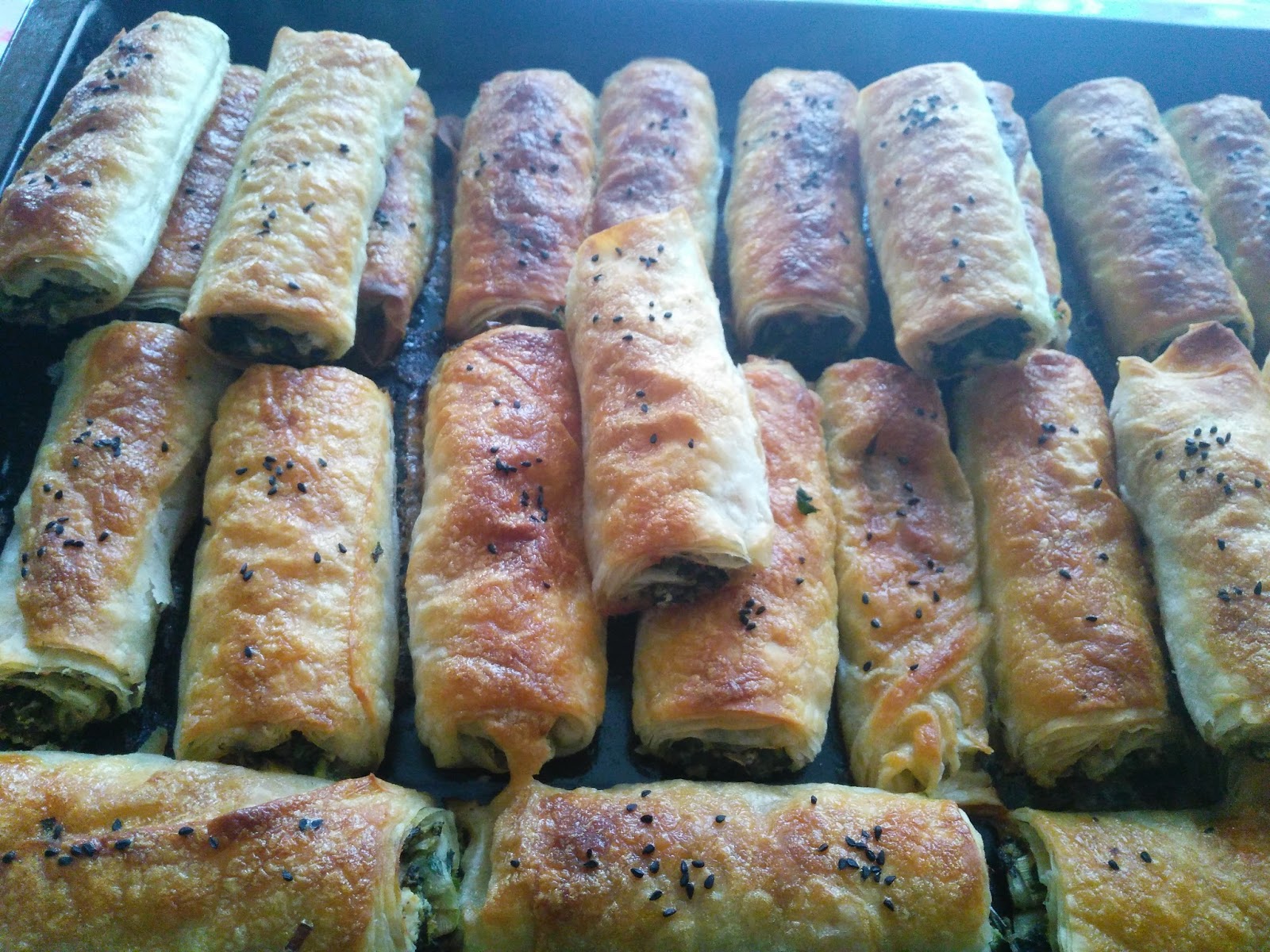 Akissmutfak Hazır Yufkadan Karışık Otlu Kol Böreği