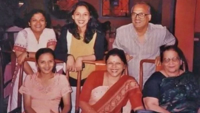 madhuri-dixit-sisters-and-her-family