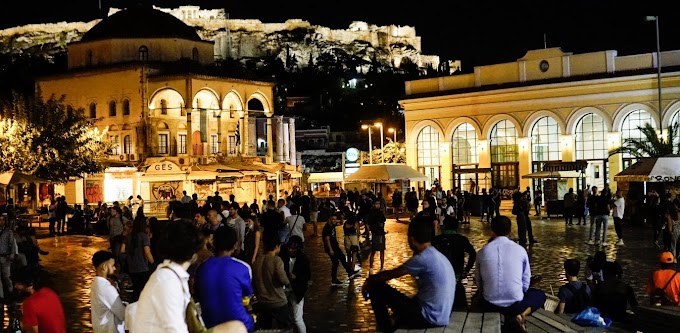 Κορονοϊός: Συνωστισμός στις πλατείες της Αθήνας παρά τα νέα μέτρα